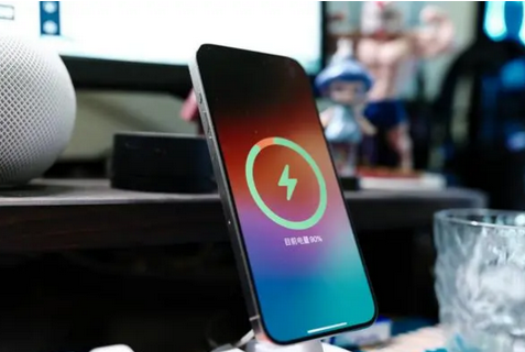 长沙苹果15换屏服务分享用什么充电器给iPhone15充电更好 